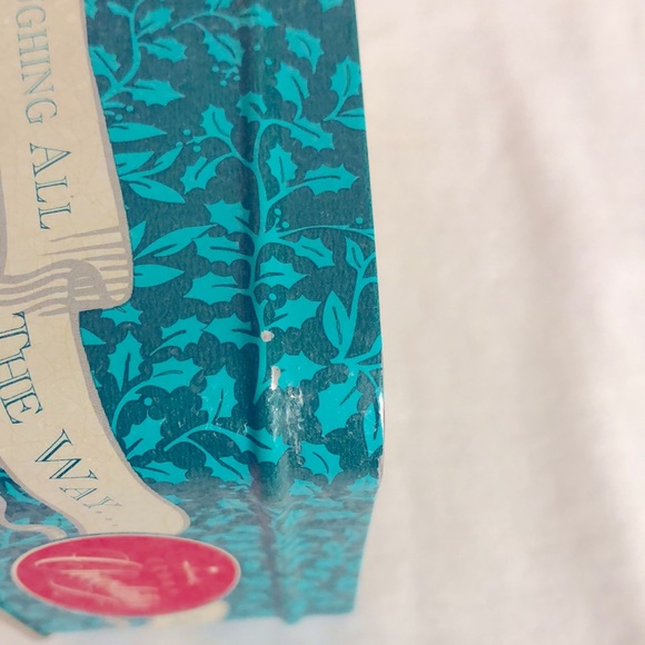 Vintage Christmas 1993 Jingle Bells Hallmark Crown Chocolatier Tin with Lid - Picture 10 of 11